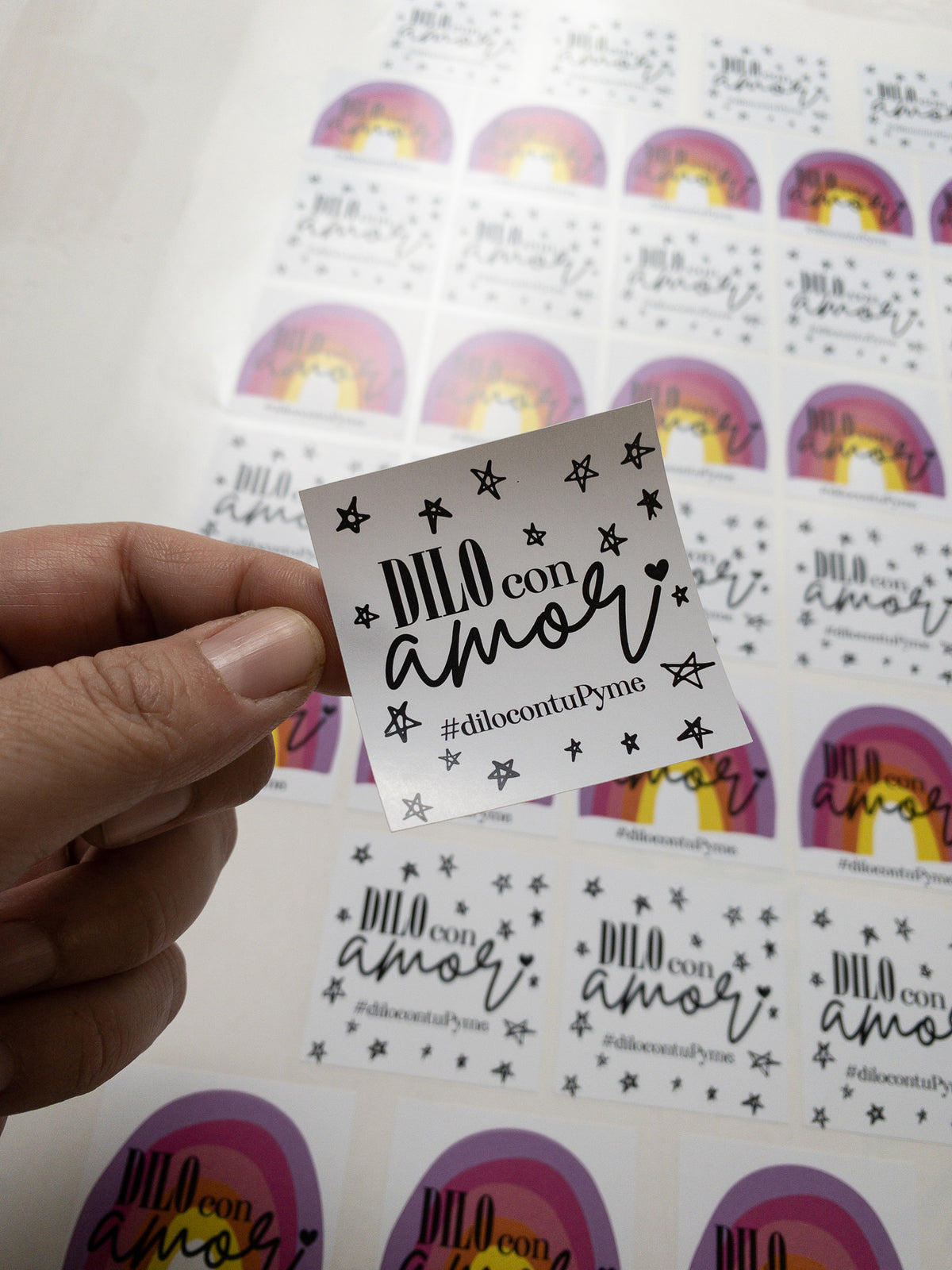 35 STICKER 6 CM CUADRADO - CON TU LOGO - IMPRESO NEGRO - FOTO REFERENCIAL - PINCHA FOTO PARA MÁS INFO