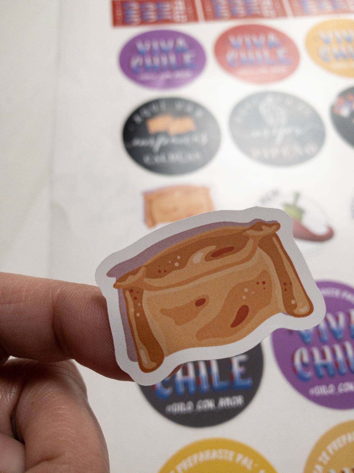 80 STICKER 4X2,5 CM -  DISTINTIVO EMPANADA / INGRESA EN LA FOTO PARA OPCIONES