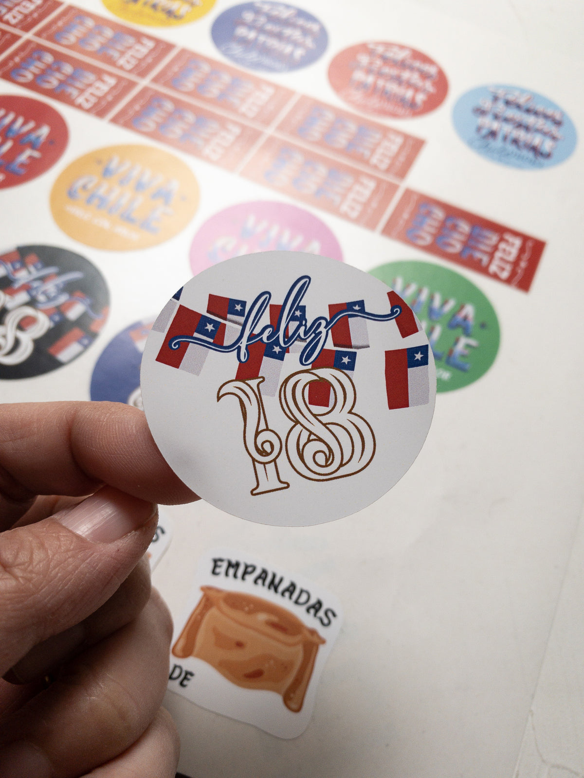40 STICKER 5 CM -  FELIZ 18 / INGRESA EN LA FOTO PARA OPCIONES