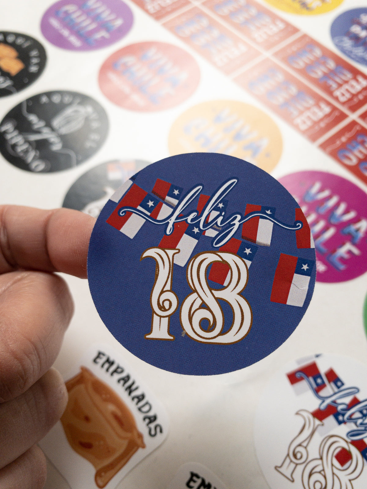 40 STICKER 5 CM -  FELIZ 18 / INGRESA EN LA FOTO PARA OPCIONES