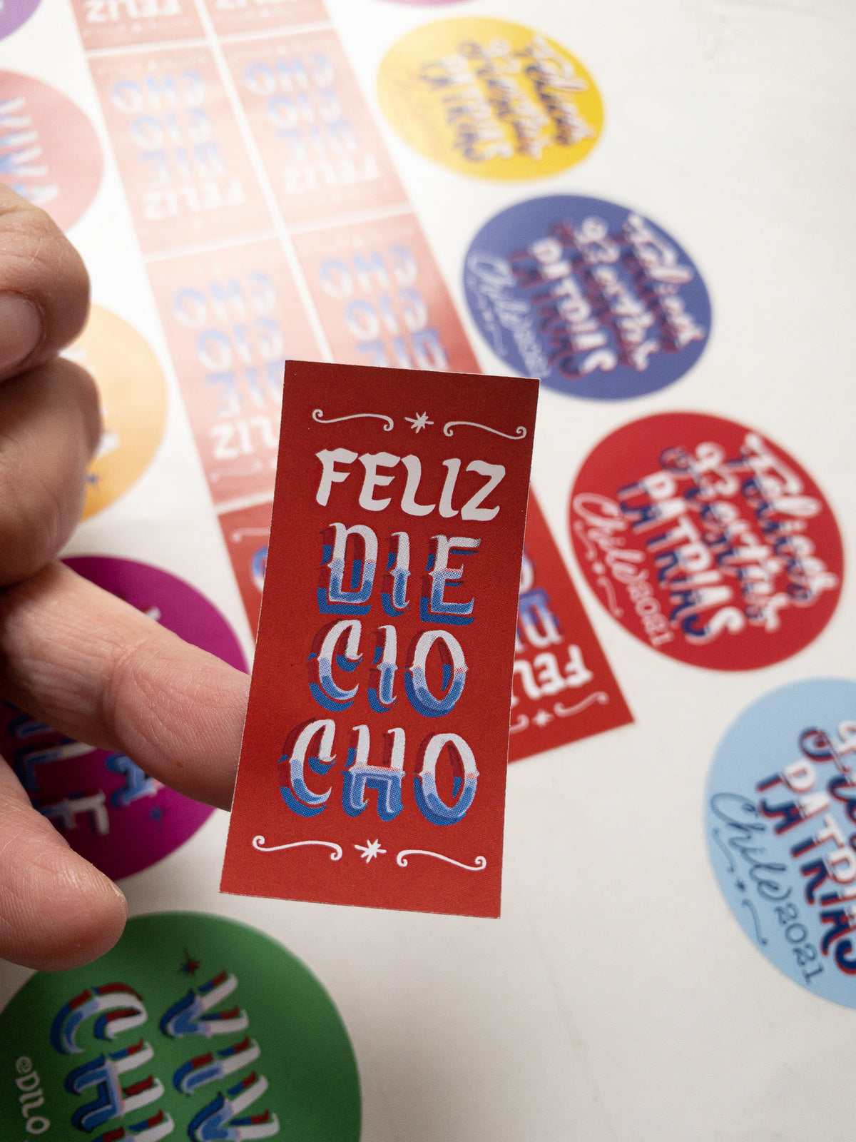 70 STICKER 2,5X5 CM -  FELIZ DIECIOCHO / INGRESA EN LA FOTO PARA OPCIONES