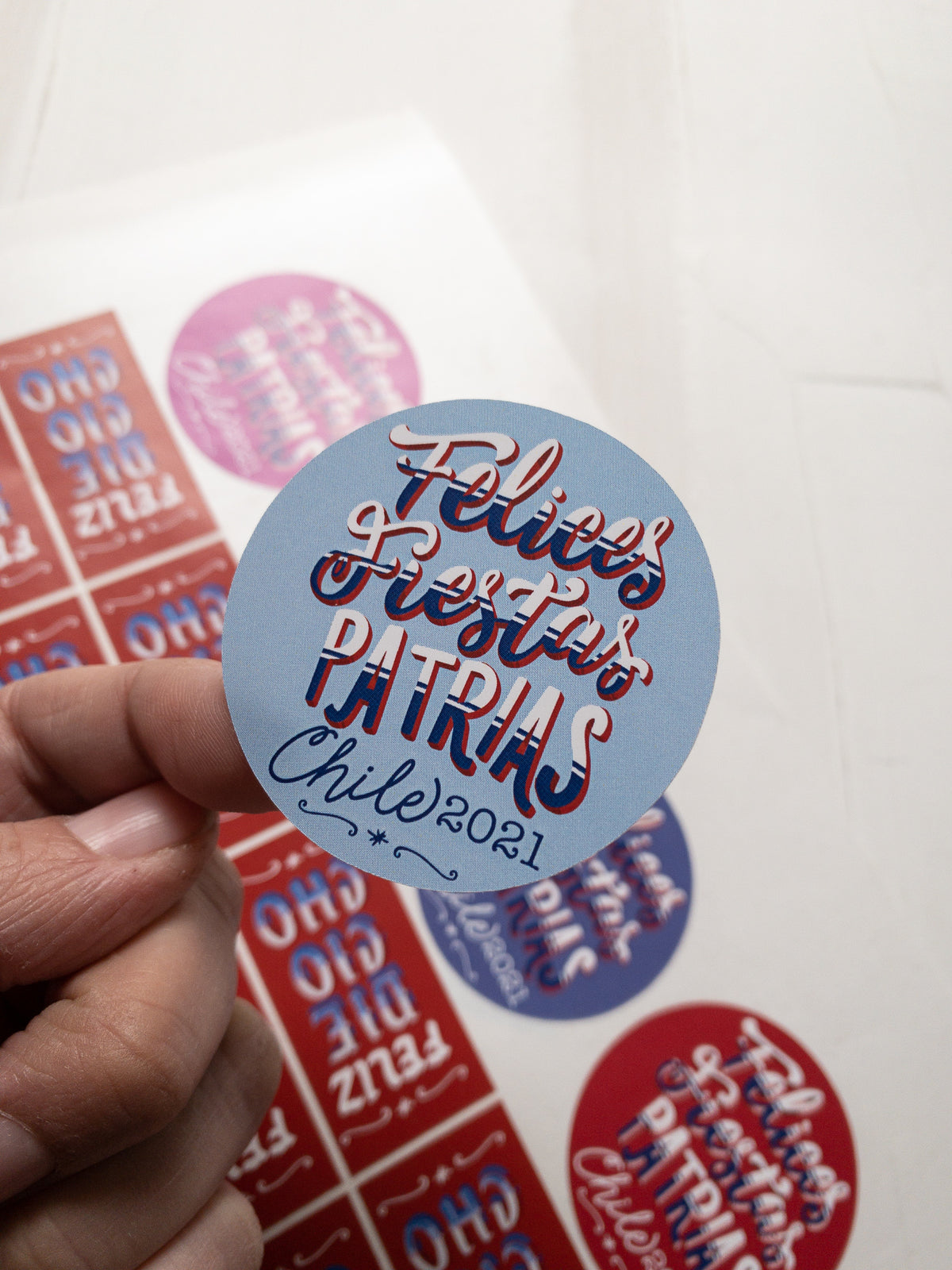 40 STICKER 5 CM -  FELICES FIESTAS / INGRESA EN LA FOTO PARA OPCIONES