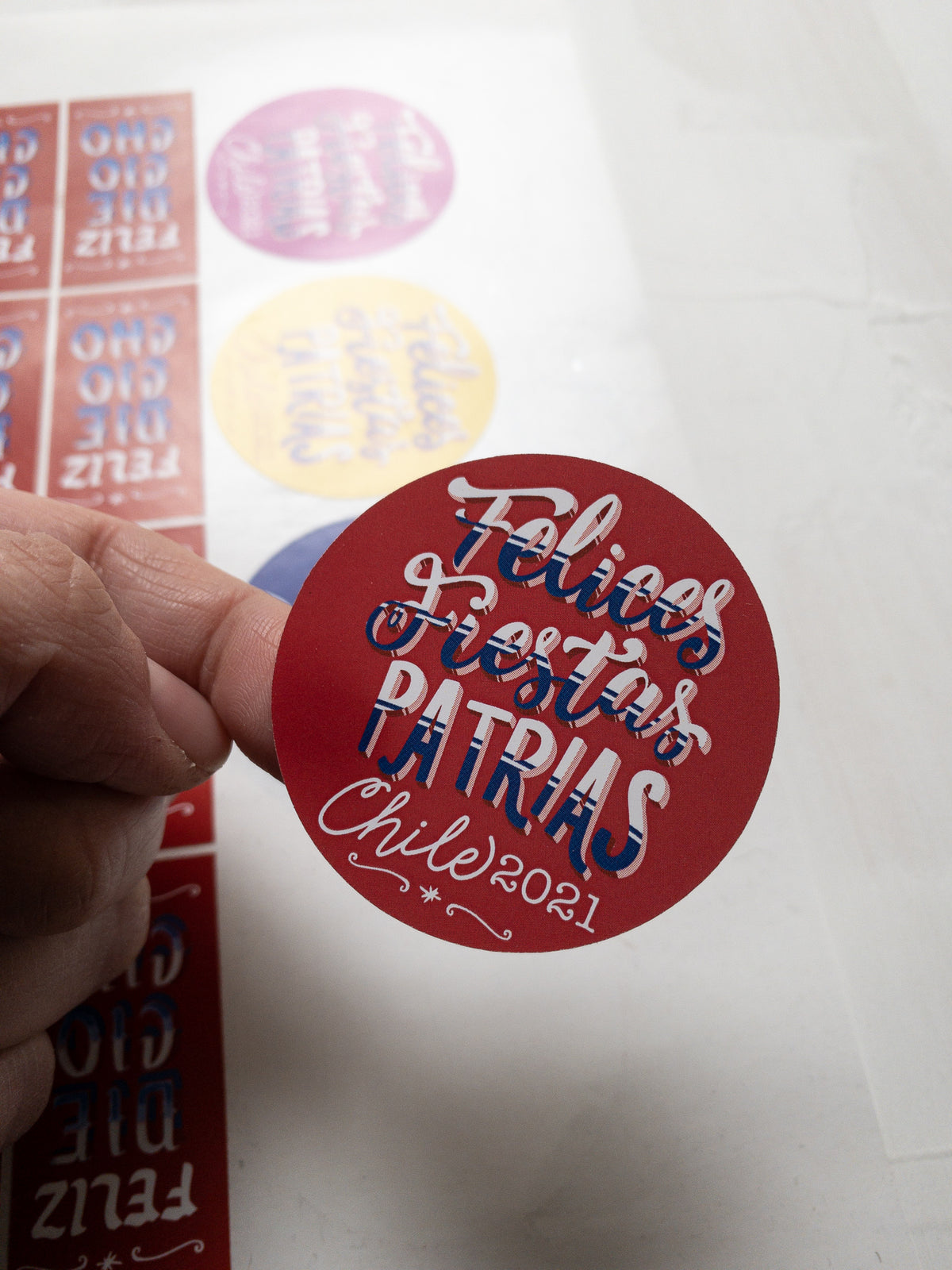 40 STICKER 5 CM -  FELICES FIESTAS / INGRESA EN LA FOTO PARA OPCIONES