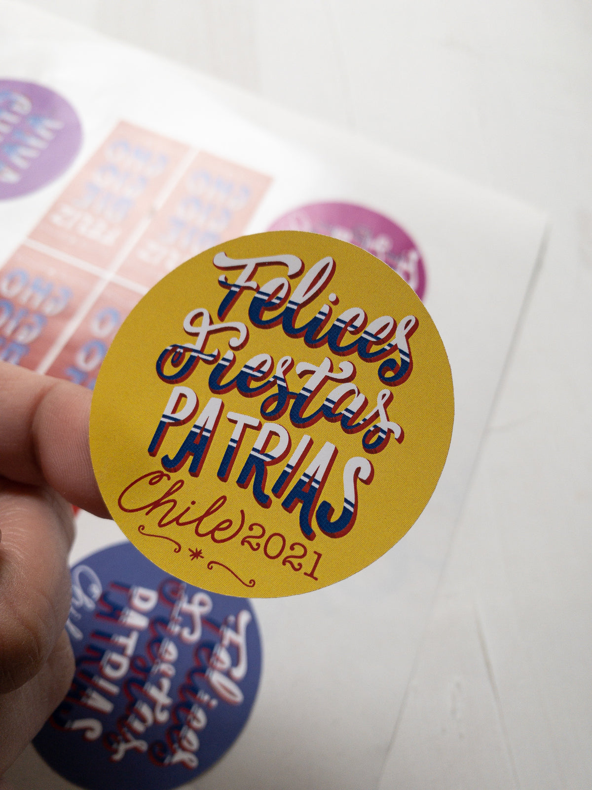 40 STICKER 5 CM -  FELICES FIESTAS / INGRESA EN LA FOTO PARA OPCIONES