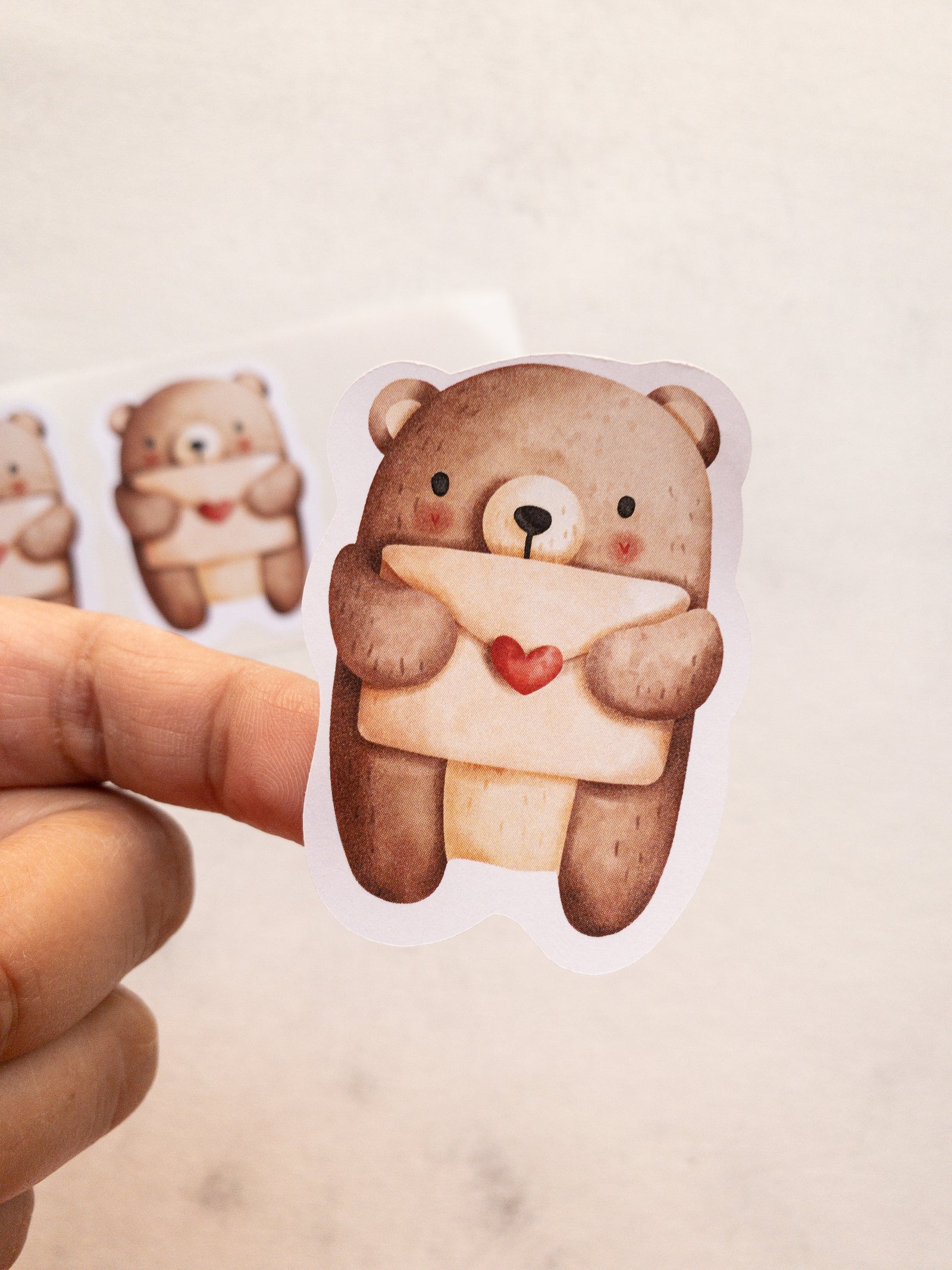 63 STICKER 3,4 x 4,5 cm - OSITO CARTERO