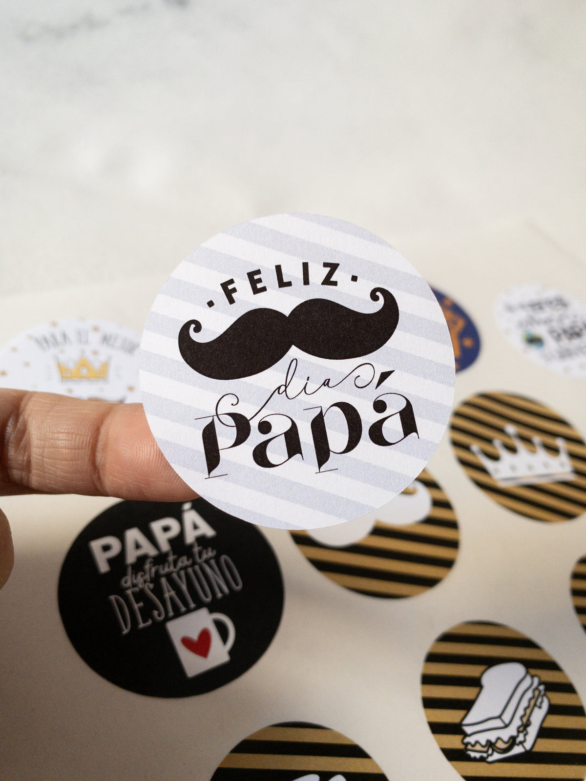 40 STICKER 5 CMS - FELIZ DÍA PAPÁ CON BIGOTE! - MÁS INFO PINCHA LA FOTO